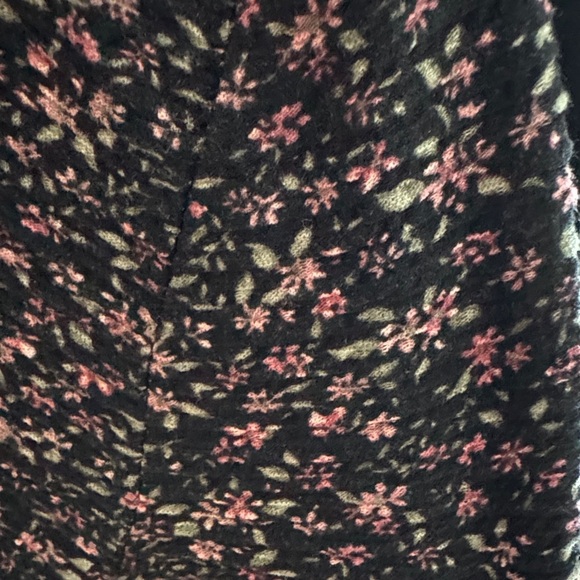 Hollister Black and Pink Floral Ruched Textured Crop Top - Picture 7 of 7